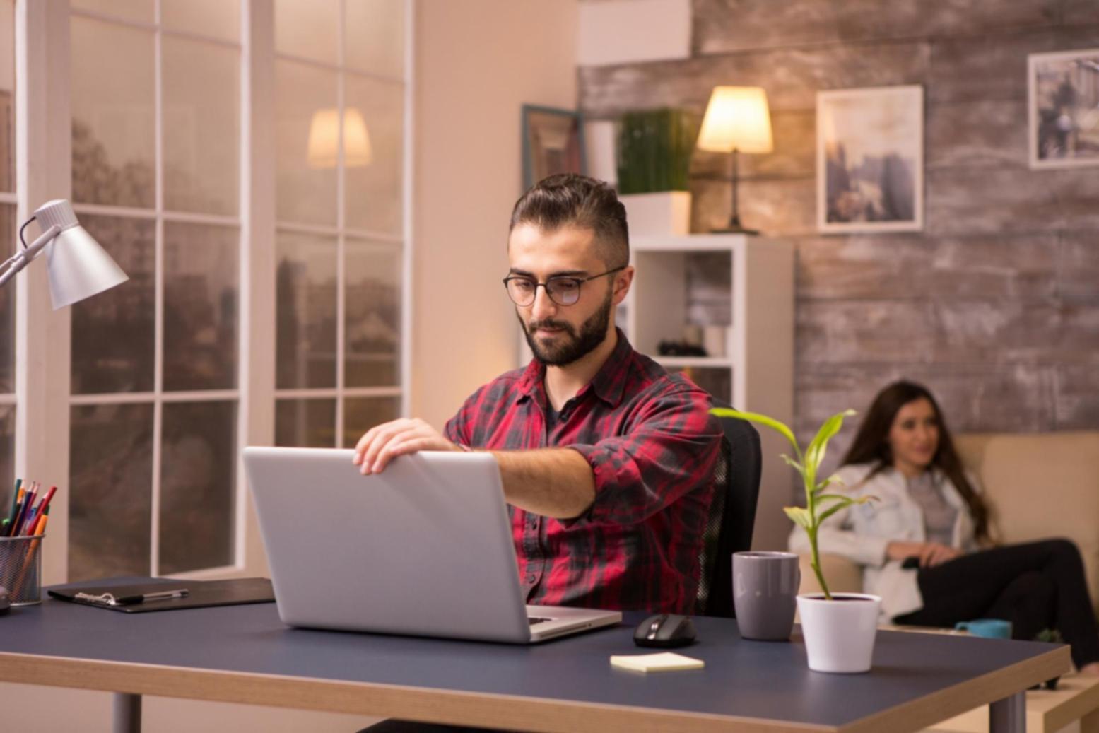 Arbeitsplatz mit Finanzunterlagen und Computer